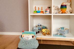 Spielregal, Kind, Montessori-inspiriert, Ordnung