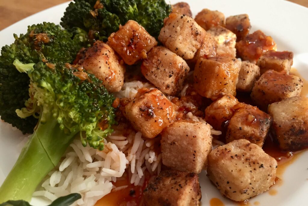Koreanisch inspirierte süß-scharfe Sauce mit knusper Tofu &amp; Gemüse ...
