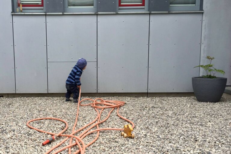 Kiesterrasse mit Kleinkind - ein DIY & Erfahrungsbericht - Emil steht Kopf