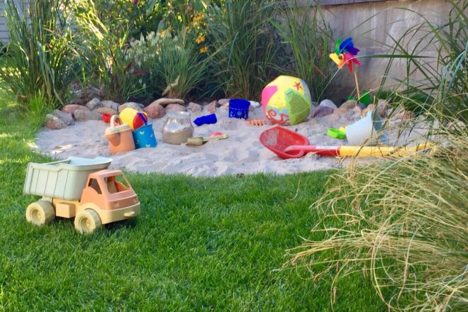 In nur 3 Schritten eine naturnahe Sandkiste selber bauen. Ein kleines DIY Kinderparadies, dass ein bisschen an Strand erinnert!