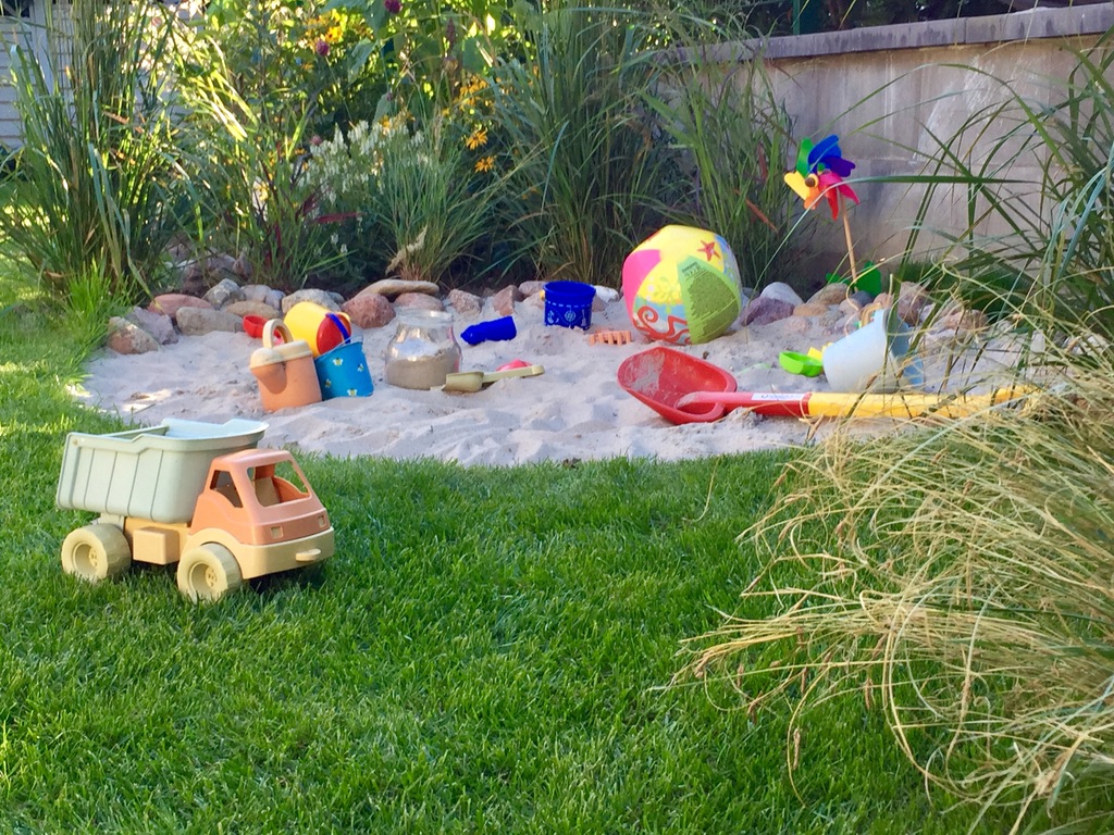 So baust du in 3 einfachen Schritten eine naturnahe Sandkiste. Ein kleines DIY Kinderparadies, dass ein bisschen an Strand erinnert!