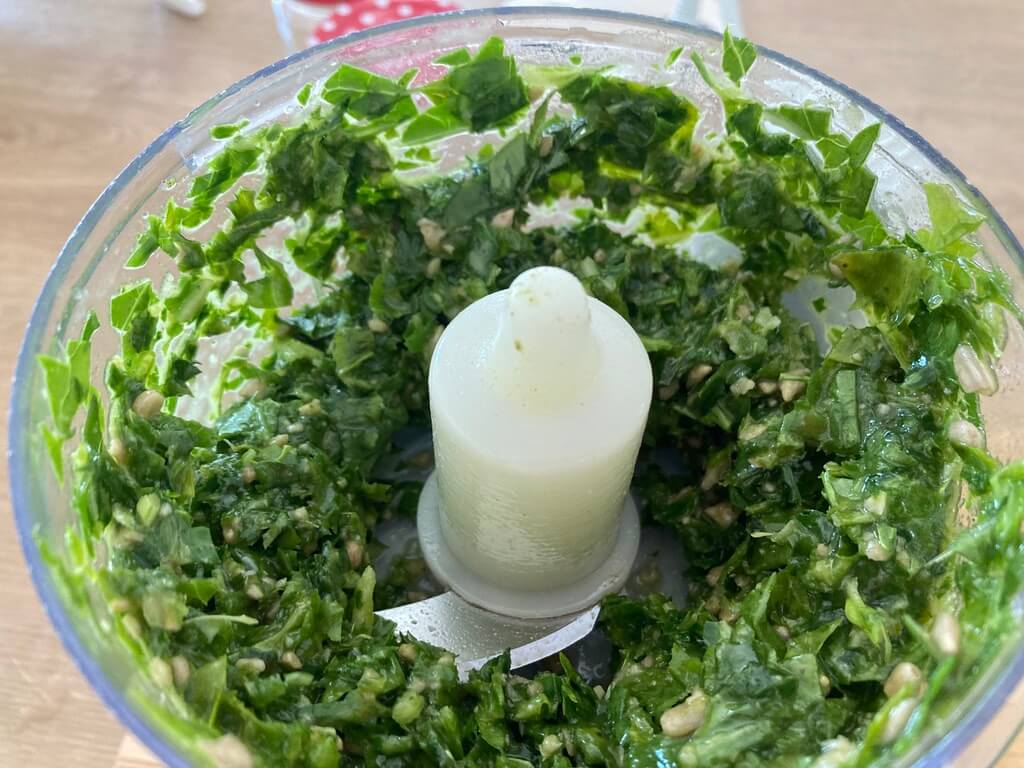 Kohlrabi-Blätter-Pesto im Mixer zerkleinern