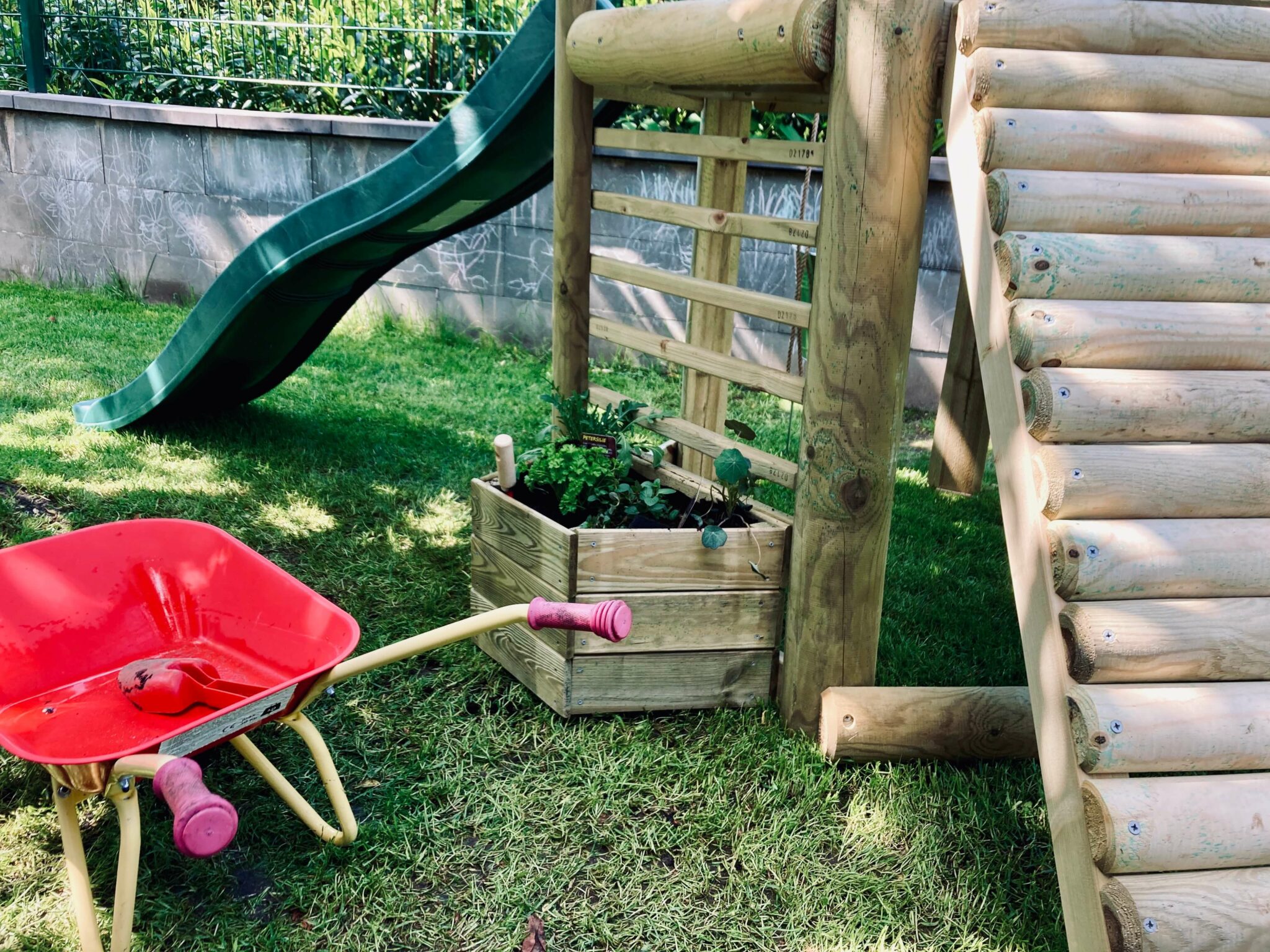 Der naturnahe Kletterturm im schmalen Garten für kleine